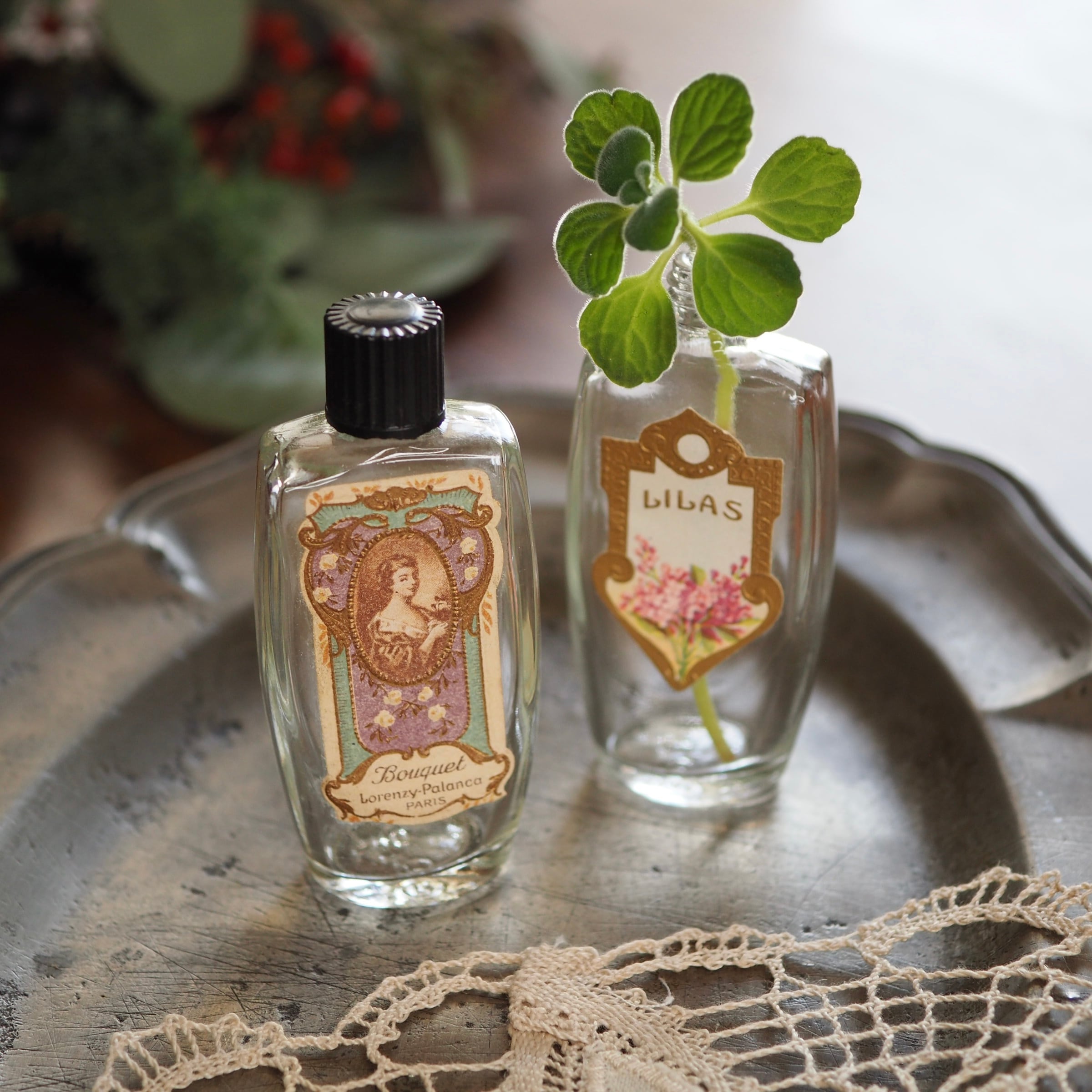 【フラコンセット】アンティーク小瓶2個+手編みドイリー