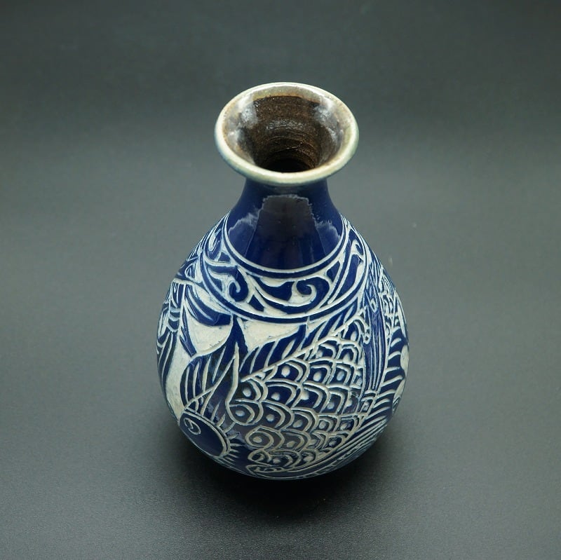 かき落とし魚紋の花瓶【金城陶器秀陶房】 | 沖縄の工芸品 うぃーりきさん