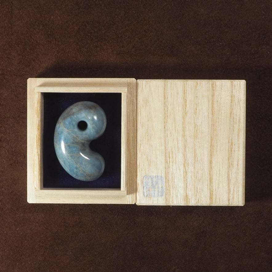 糸魚川翡翠 コン沢 青翡翠 大きめの勾玉 28.1g Itoigawa Blue Jadeite