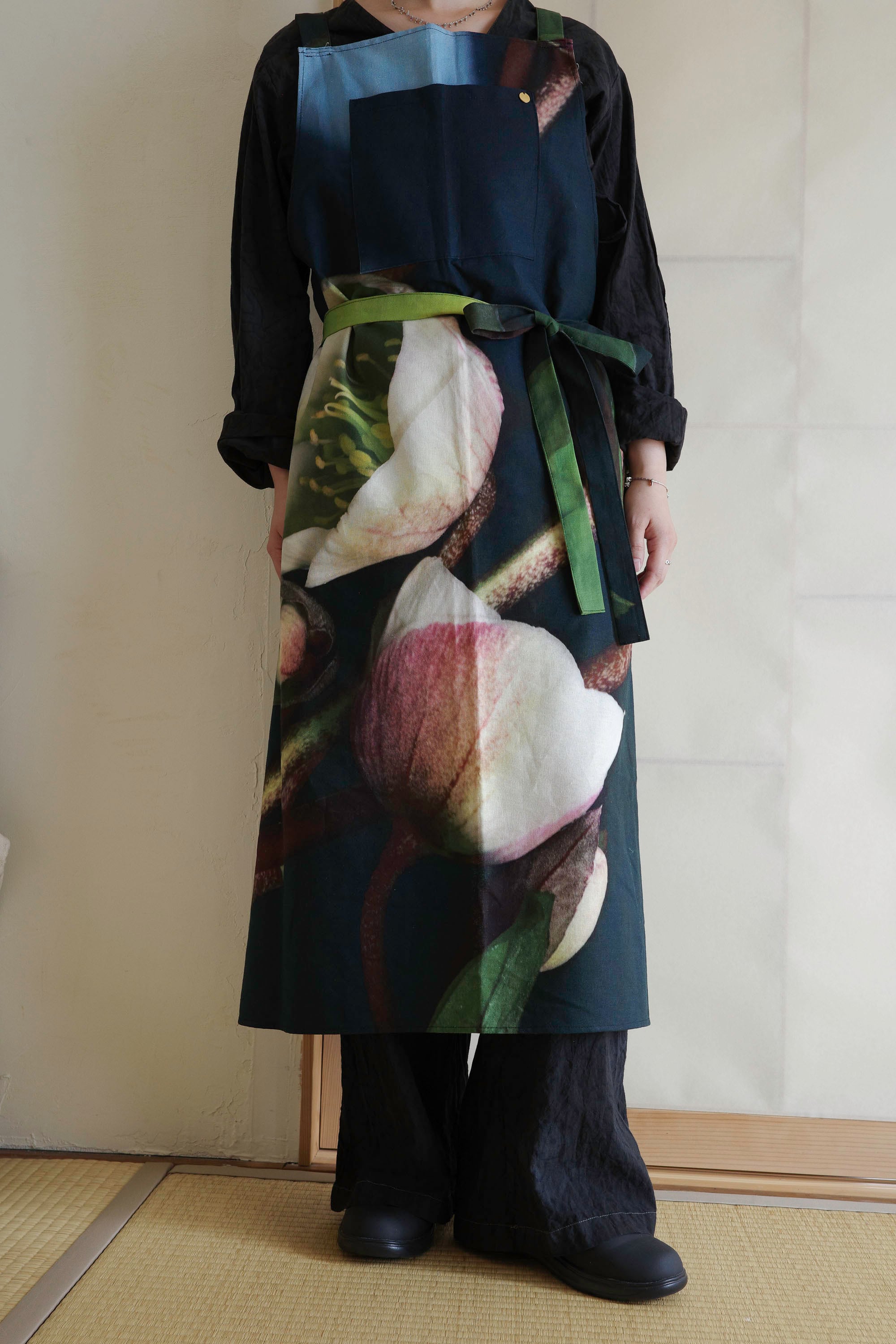 【受注】rūpa print fabric apron "All living things have meaning "
