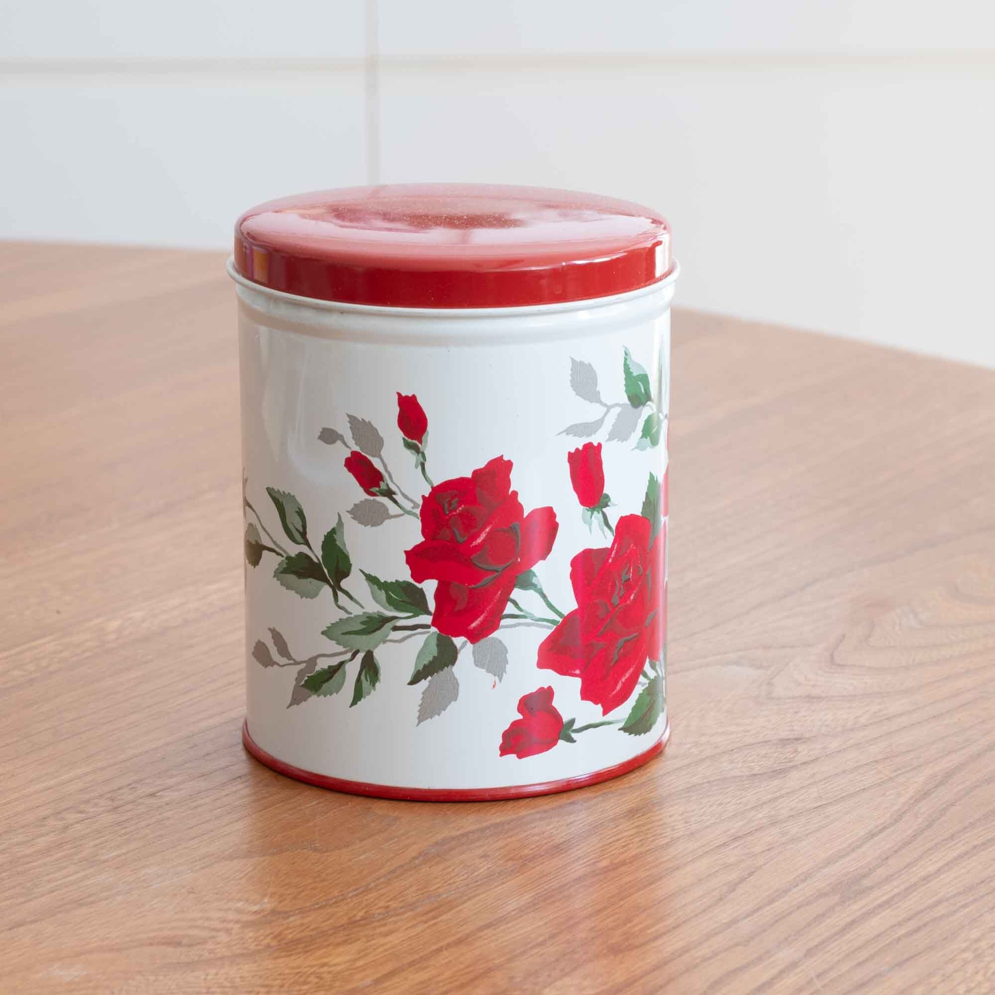 華やかな赤い花柄ブレッド（Tin ブリキ）缶のお揃いです。紅茶やコーヒー入れに！