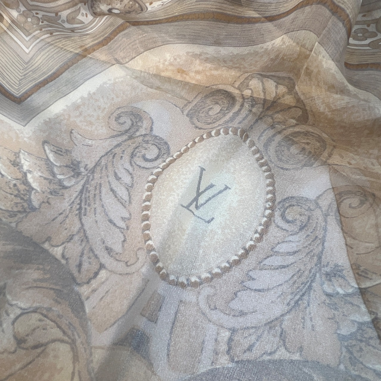 LOUIS VUITTON ルイヴィトン  タグ付き シルク スカーフ ベージュ A-9925