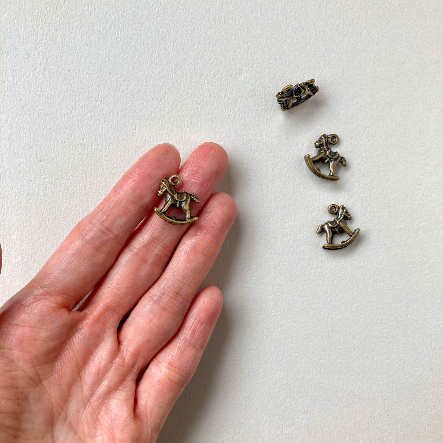 アンティーク風 立体木馬チャーム | Dua-アクセサリーパーツショップ