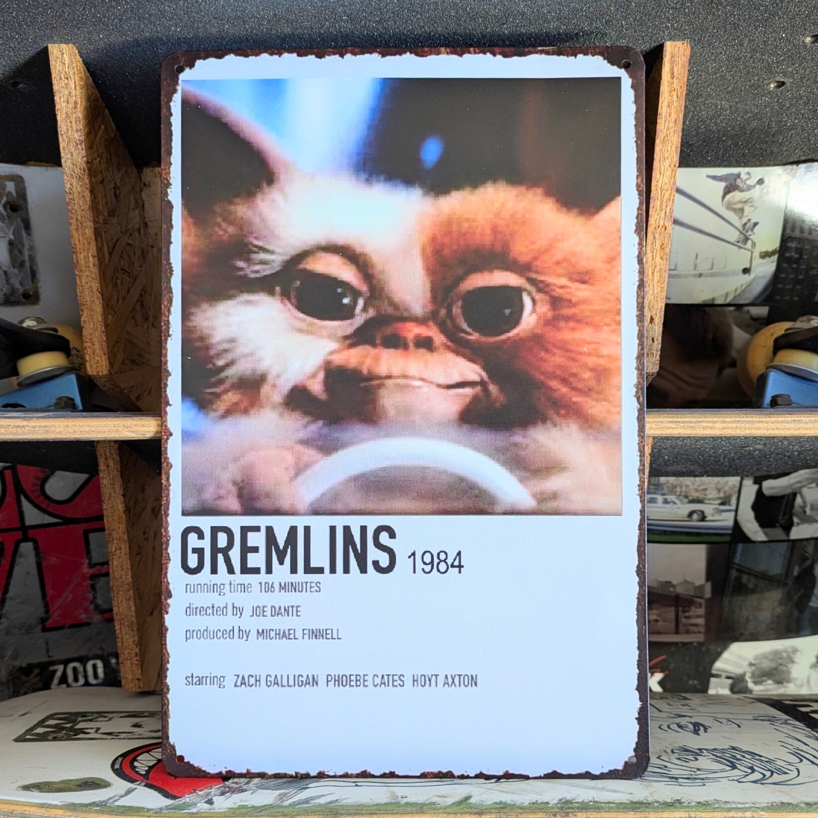 送料無料！ちょうどいいブリキ看板【 Gremlins （ グレムリン ）】 ギズモ 運転 / METAL SIGN / メタルサイン / ブリキ看板 / サインボード / ビンテージ加工 〚アメリカン雑貨 アメトイ〛