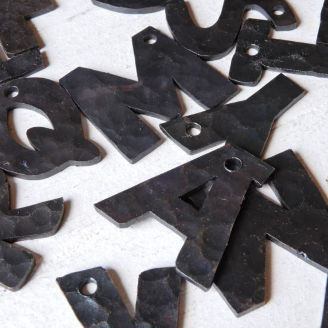 TOPANGA Zakka India Hammered Iron Alphabet Plate S 3cm Black 　インド　ハンマーアイアンアルファベットプレート　小　ブラック　看板　サインプレート　鉄　住所　店舗　表札　槌目