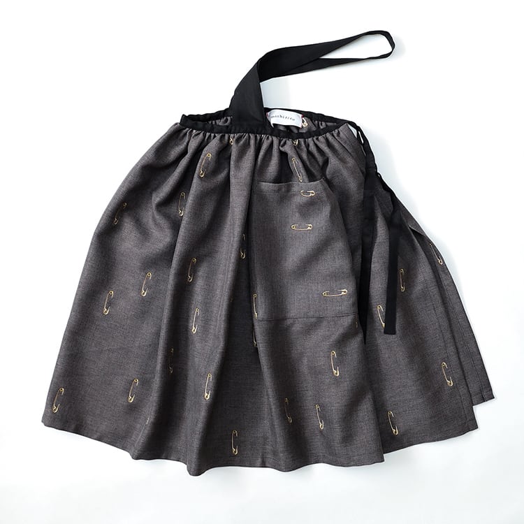 Safety pin embroidery apron skirts L(155~) / Dark gray