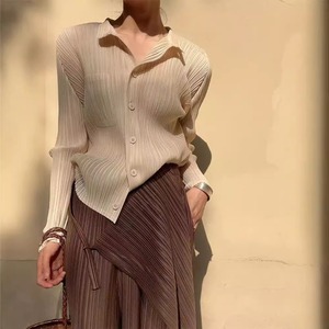 プリーツ 長袖 シャツ レディース トップス 丈長 ミディアム 長袖 襟付き ポケット リブ 前開き ボタン かわいい 大人可愛い きれいめ シンプル カジュアル 上品 おしゃれ こなれ感 エレガント 無地 春 秋 冬 ママ 通勤 学生 学校 通学 デート お出かけ 旅行 公園 女子会 休日 ショッピング カフェ 重ね着 普段使い 着回し レイヤード フリーサイズ アプリコット