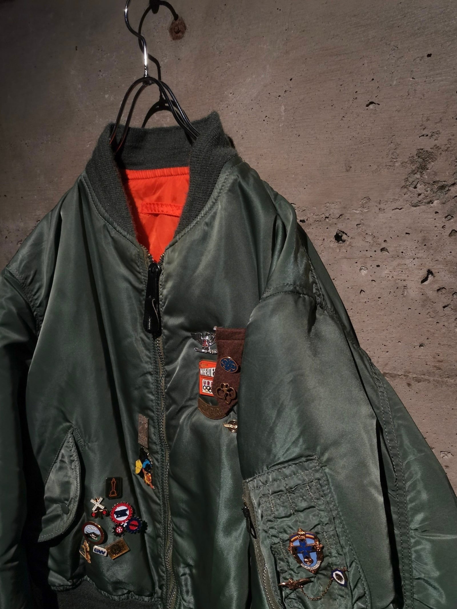 Caka】“ALPHA INDUSTRIES” Vintage Pins Custom MA-1 Flight Jacket