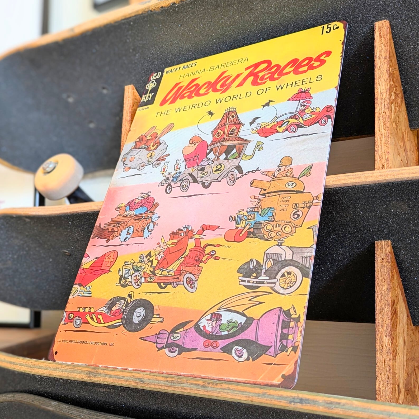 送料無料!ちょうどいいブリキ看板 ビンテージ加工【 Wacky Races( チキチキマシン猛レース ) / ケンケン / ハンナ・バーベラ 】 METAL SIGN / メタルサイン / ブリキ看板 / サインボード / ビンテージ加工 〚アメリカン雑貨 アメトイ〛