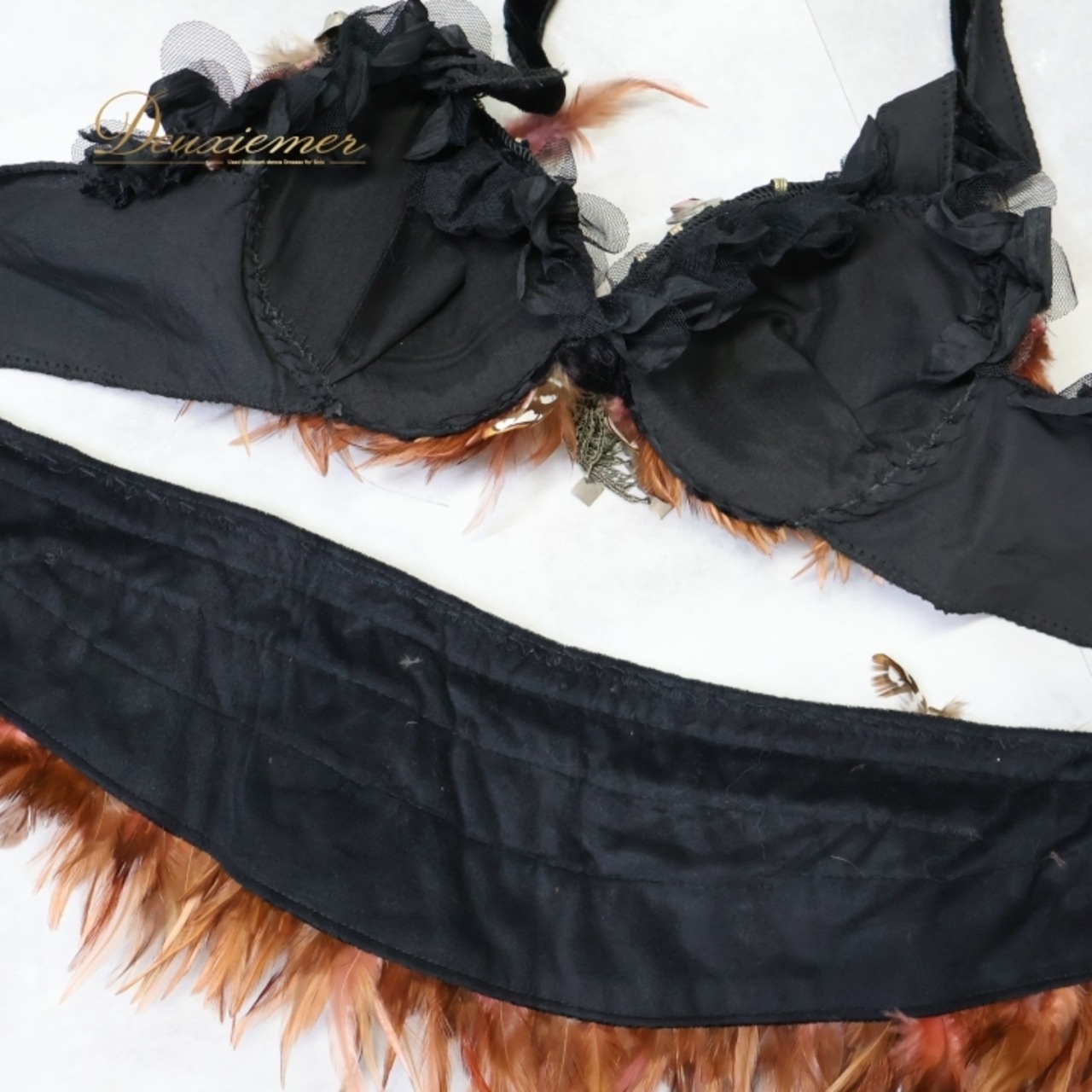 ベリーダンス トライバル 衣装 ブラック系 トップス ベルト セット 羽根 フェザー 黒 茶 青 赤 コイン 鈴 装飾 豪華 華やか ダンス衣装 舞台 クール 落ち着いた色合い ブラウン系 ブルー系 レッド系