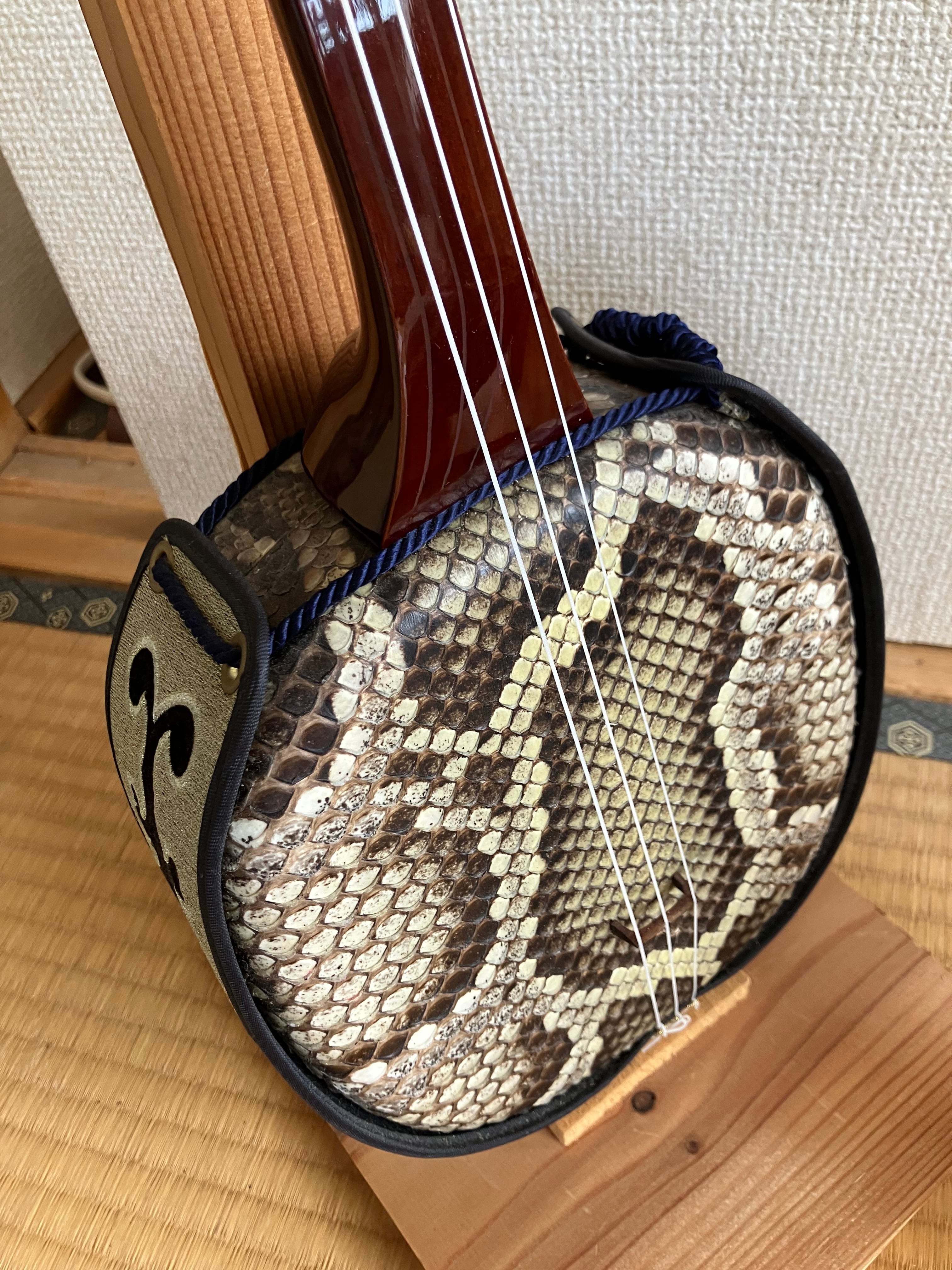 【新城工作所】 やんばる産ユシ木(実入り) 沖縄三線 本体 強化張り 名工 玉城盛善作 ヤンバルゆし木実入りマカビ スンチ仕上げ | クオレ