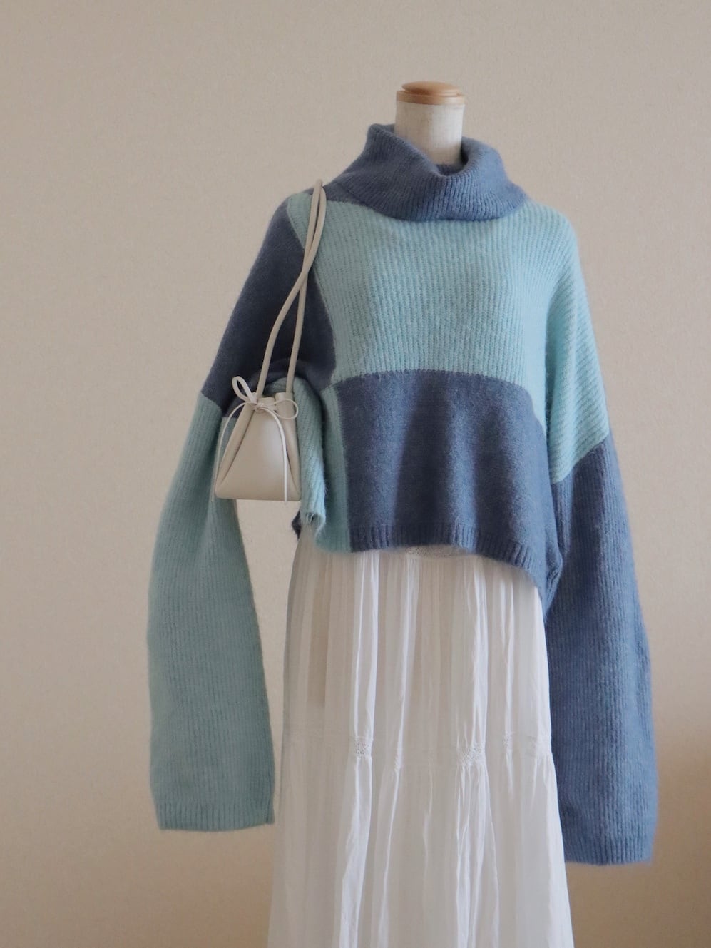 ●blue color long sleeve & cropped design knitted sweater