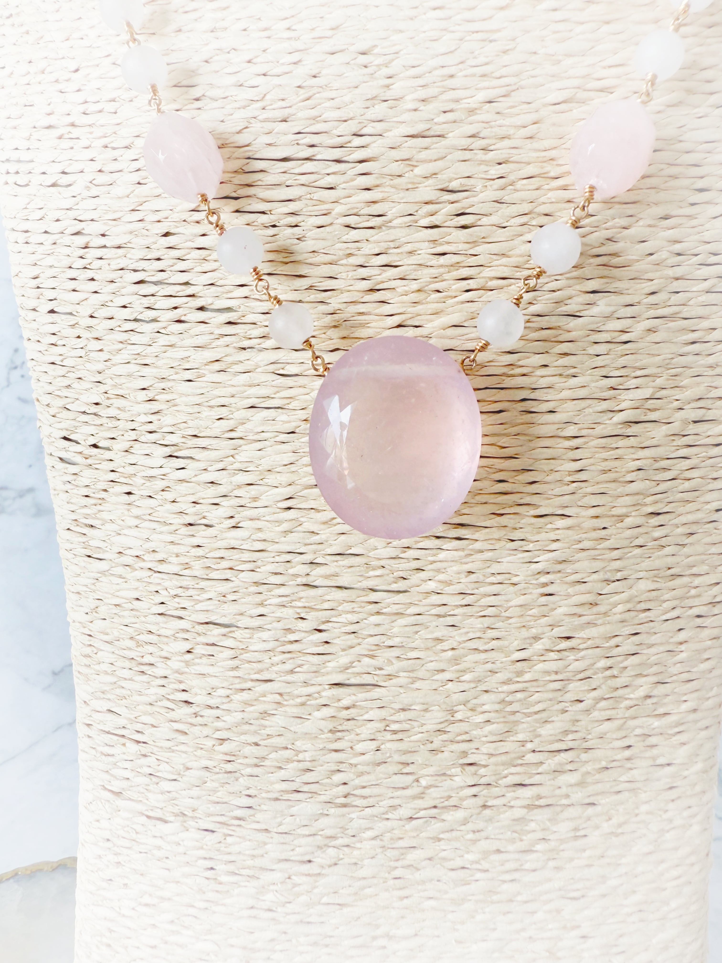 静かに咲くバラとピンク】ローズクォーツネックレス＆ピアスセット