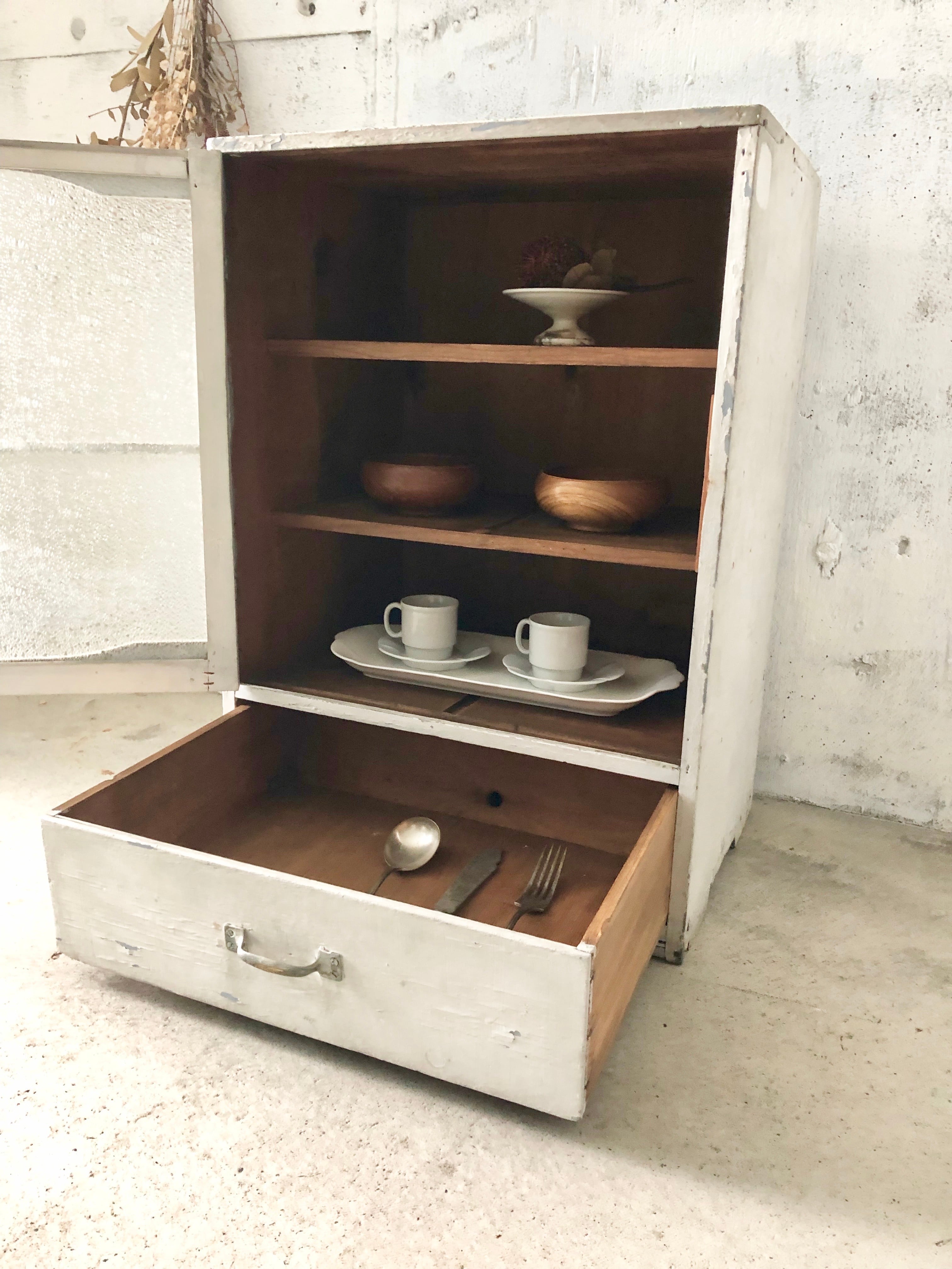 シャビーシックなガラス扉の収納棚［古家具］ | giraffes craft