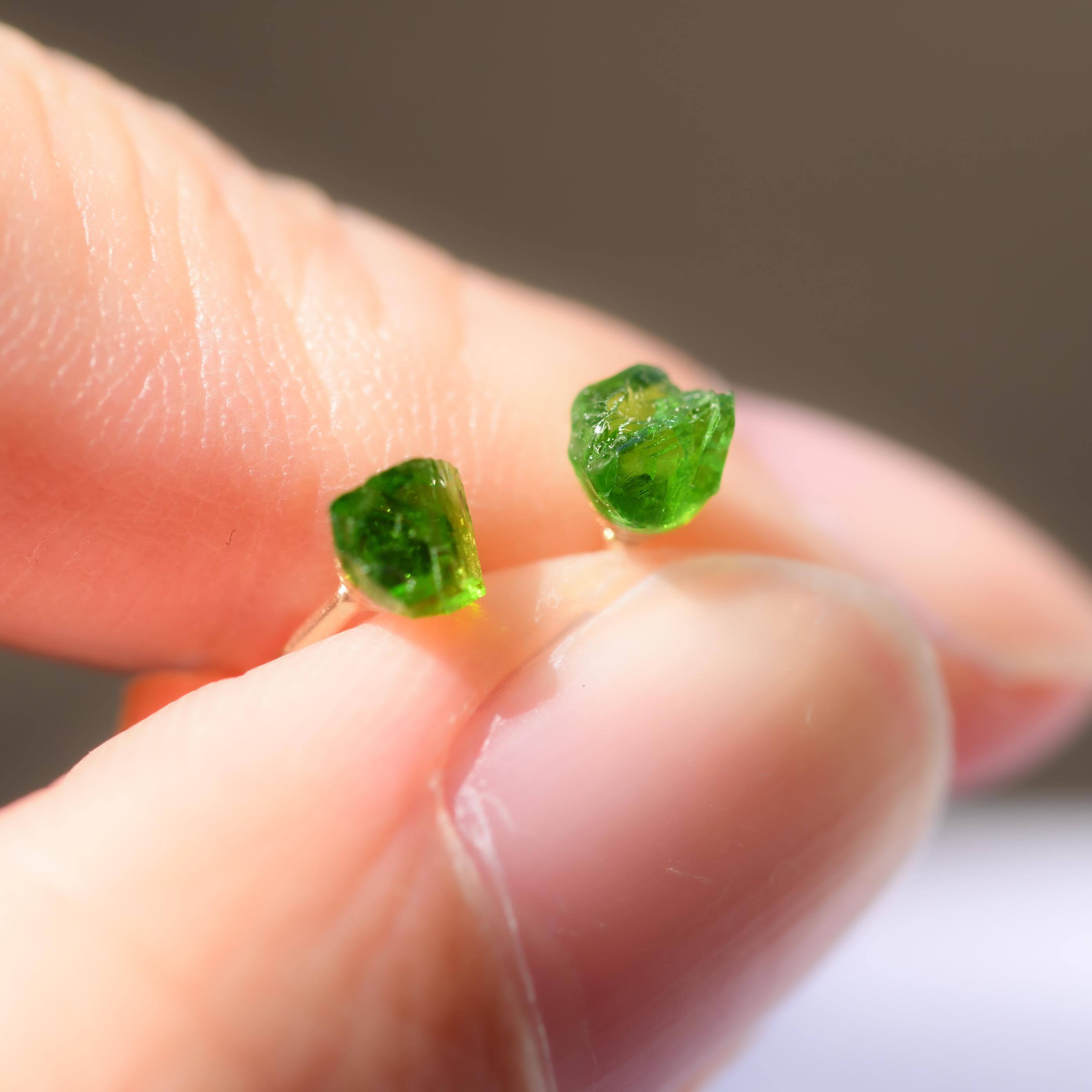 グリーントルマリン ミニピアス 原石 鉱物 天然石 シンプル 仕事