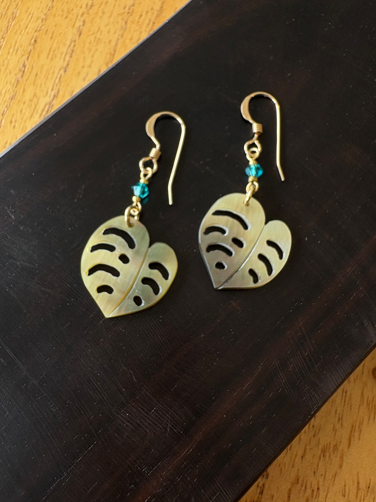 黒蝶貝のモンステラピアス