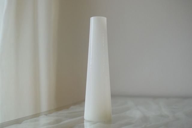 ミルクガラスの台形ボトル