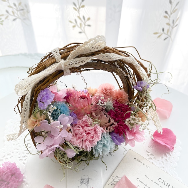 母の日の贈り物に〜ピンク&水色&グレープ色カーネーションのかごリース