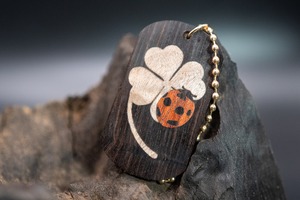 【芳醇な艶と響き】 グラナディラ ドッグタグ 象嵌 幸運を運ぶナナホシテントウ