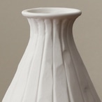 縦筋花瓶 リブ模様花瓶 白い花瓶 セラミック花瓶 モダン花瓶 ストライプ花瓶 デザイン花瓶 インテリア花瓶 おしゃれ花瓶 陶器花瓶 スタイリッシュ花瓶 北欧風花瓶