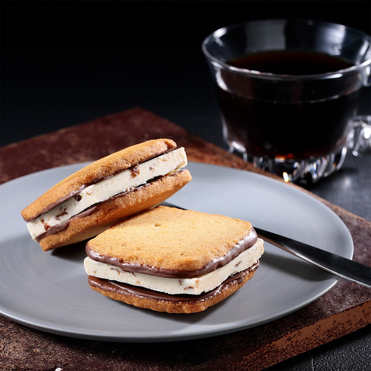 キャラメルショコラサンド プラチナム・レザン(4個入)