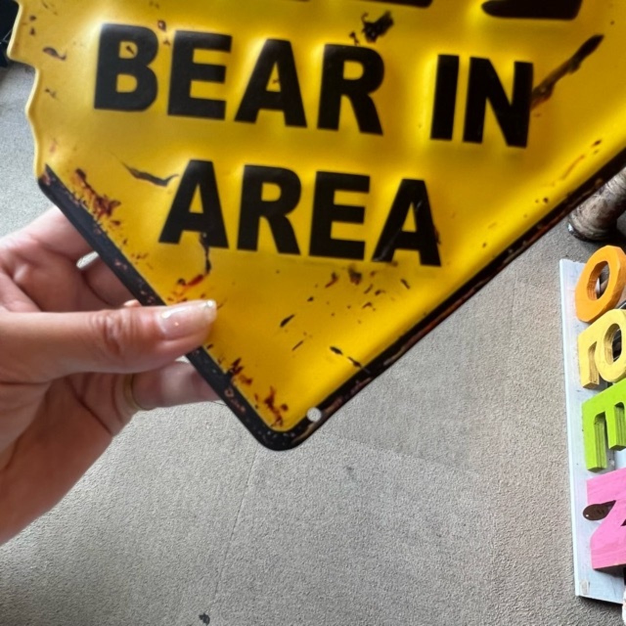 American Classic Embossed Tin Sign　 CAUTION BEAR IN AREA　アメリカンクラシックエンボスサインプレート　この付近にクマが出没します　クマ　bear　くま　熊　サインプレート