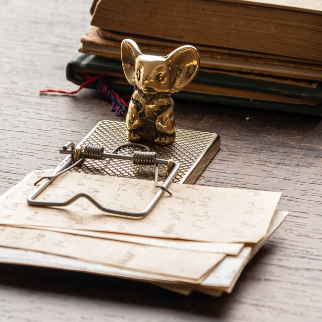 【 マウス メモ クリップ ゴールド ( 大 )  】真鍮製 コラージュや手帳、紙ものなどをとめるのに使えるアンティークで面白いねずみとりの形のクリップ。ペーパーウェイトとしても♪
