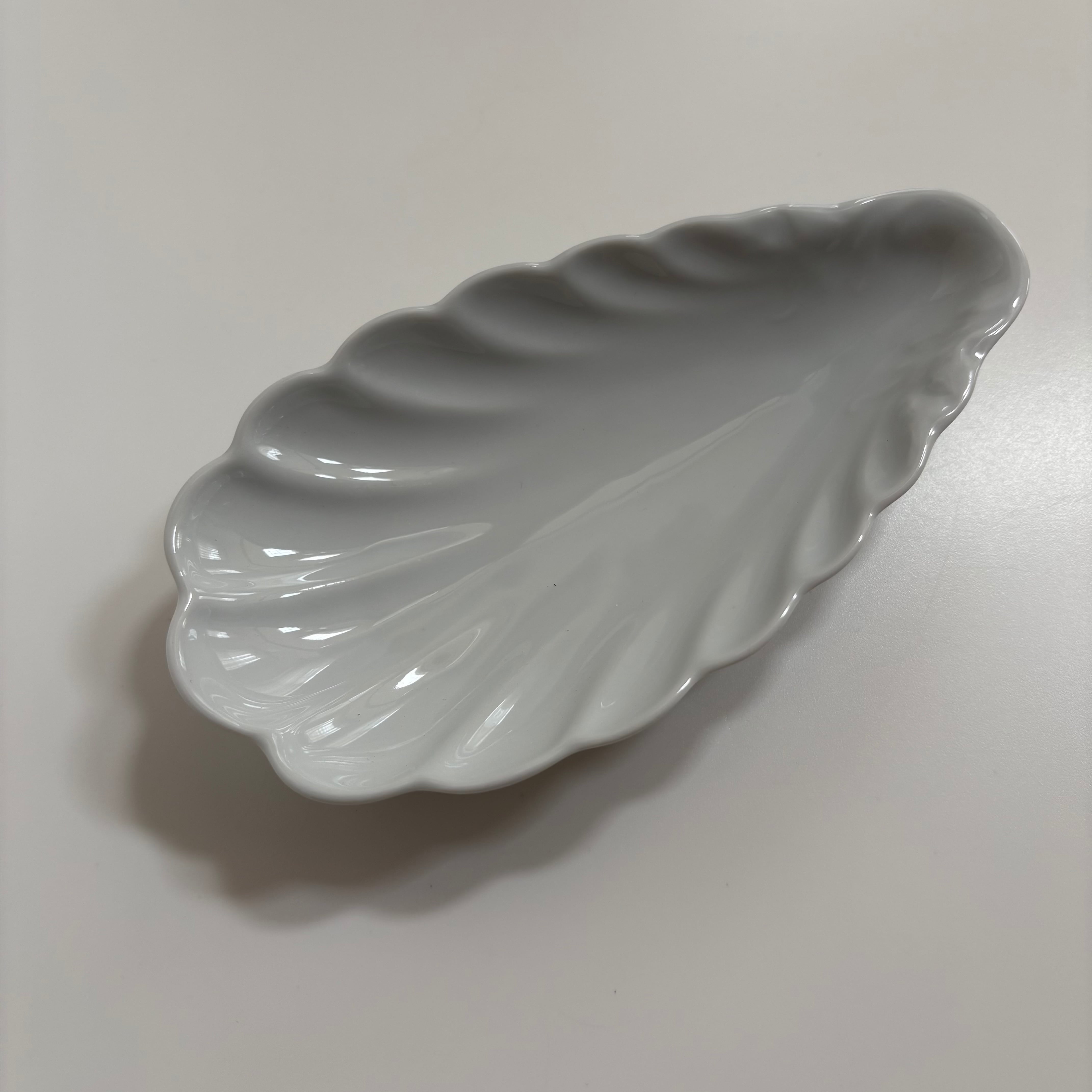 シェル型ラヴィエ（白磁の立体レリーフ）｜フランスヴィンテージ