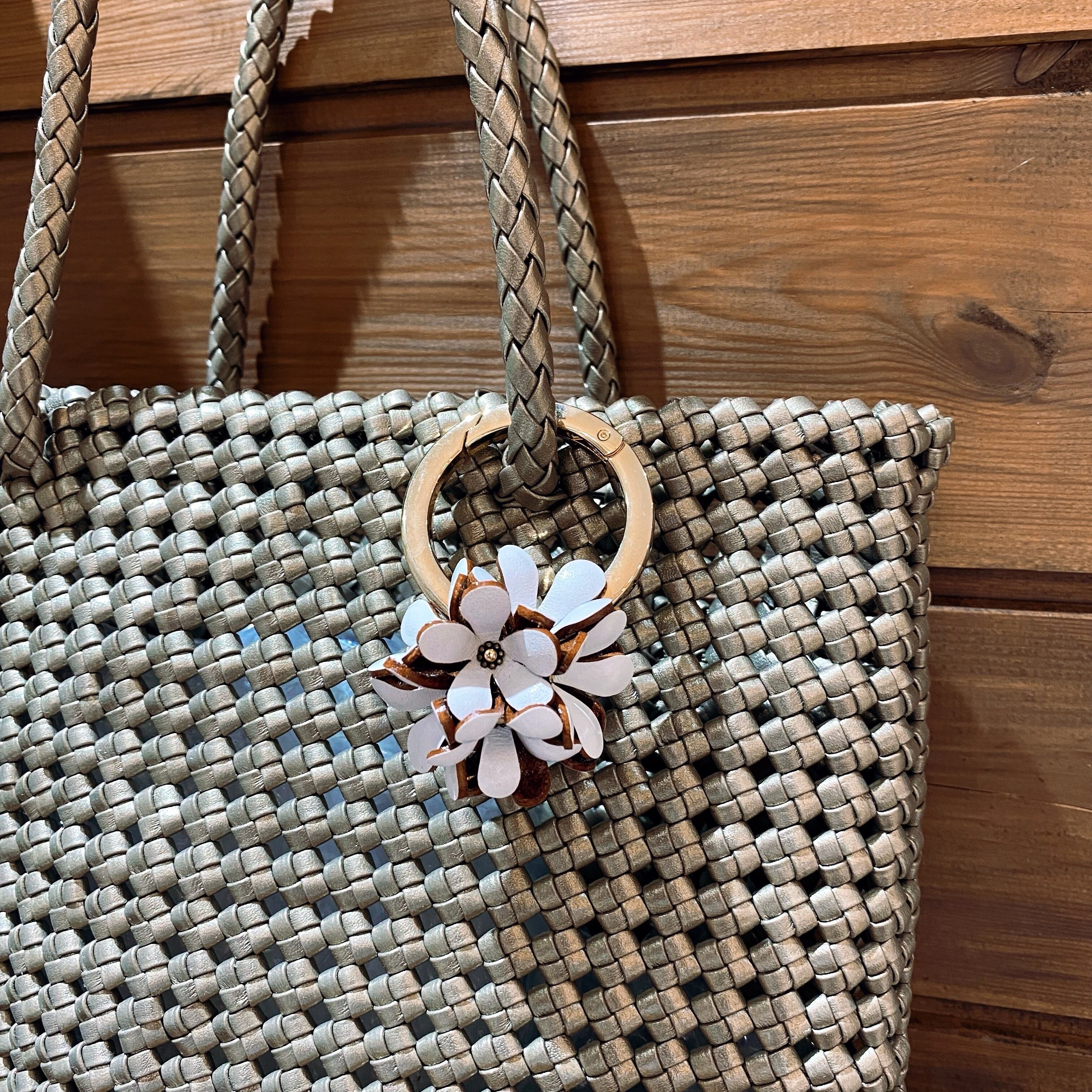ガーデニア カラビナチャーム(ホワイト) | Allamanda-leather ガーデニア カラビナチャーム(ホワイト) | Allamanda-leather