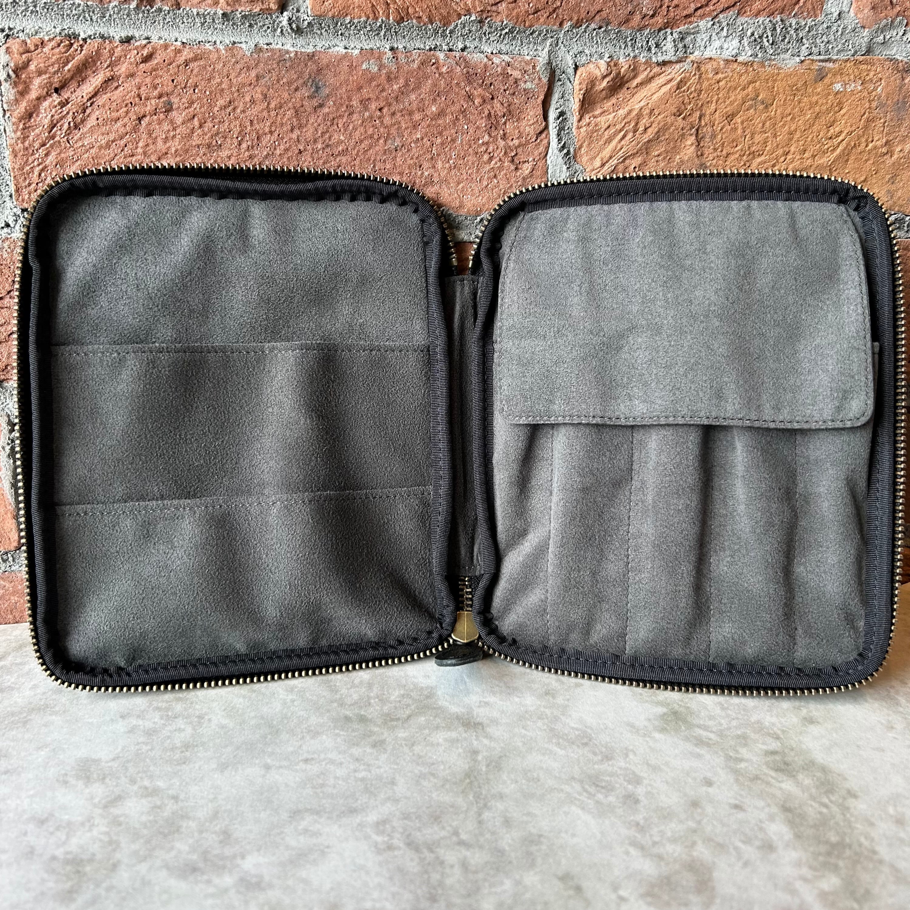 ＆Liebe「開くたび、ときめく 文具ポーチ（ぺブルヌメ革）」／5本差し