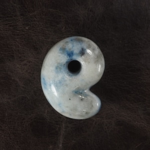 糸魚川翡翠 コン沢 青翡翠 ゆる勾玉  17.9g Itoigawa Blue Jadeite Magatama