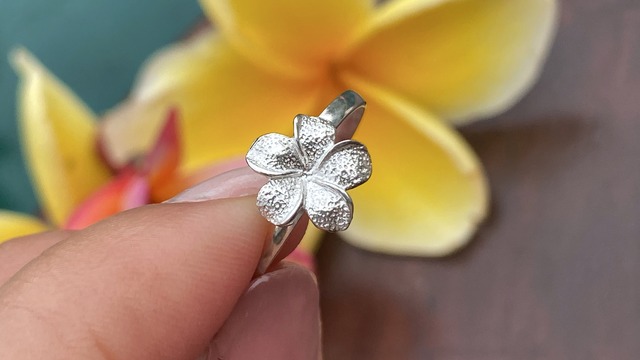 ■プルメリア リング シルバー925 指輪 Bali サイズ調整可 花びらが 可愛い フラワー バリシルバー G90No4