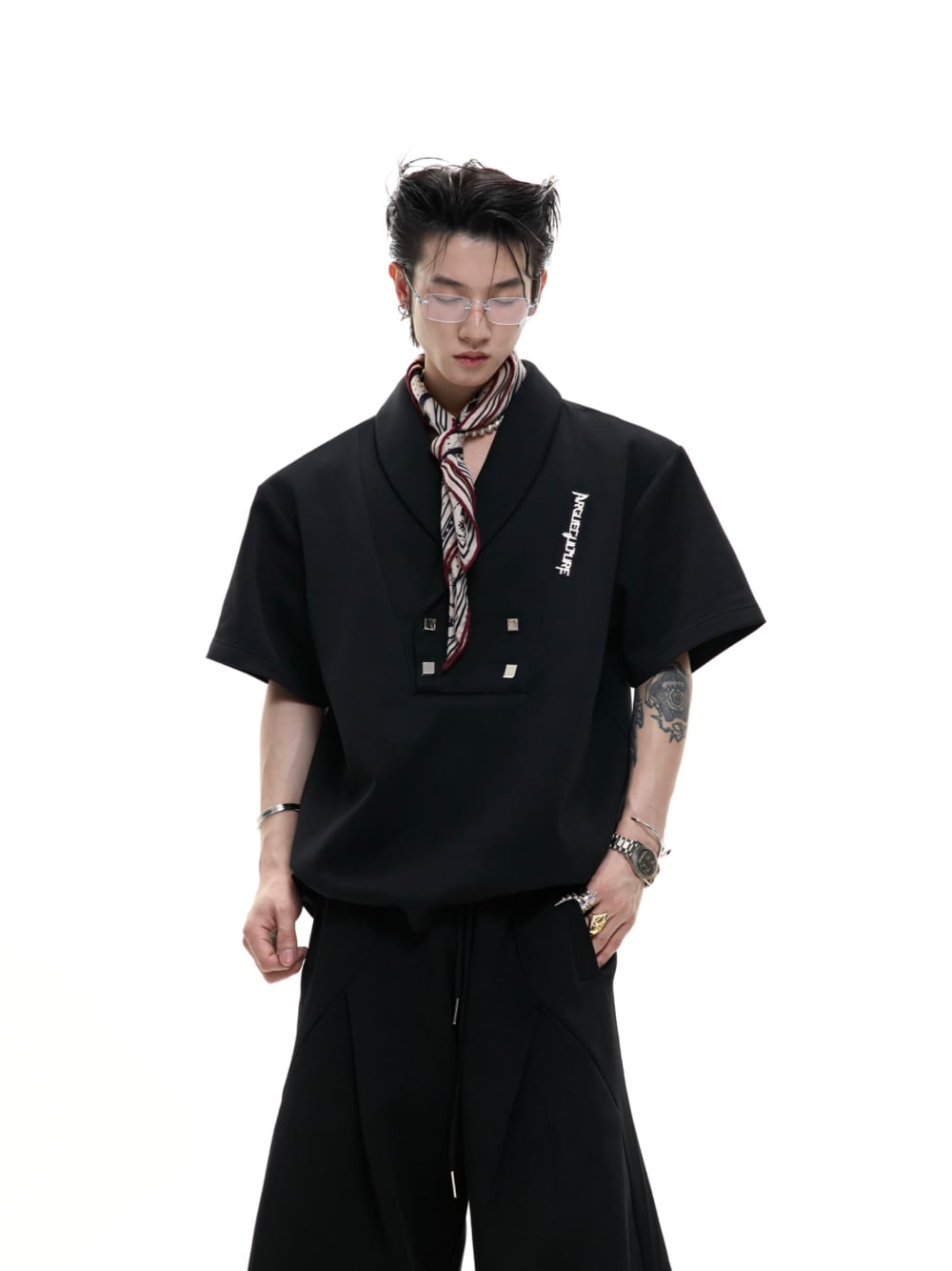Argue Culture Vネック ゆる シャツ メンズ メタル ロゴ 夏 2024 Argue Culture クロスVネックTシャツ 金属ロゴ カジュアル 半袖