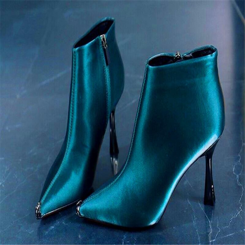 【新作】【送料無料】 ロイヤルブルーサテンアンクルブーツサイドジッパーシルバースティレットウィンターマルヒールシューズレディースチェルシーブーツ 靴 冬物 銀 10b319224347055