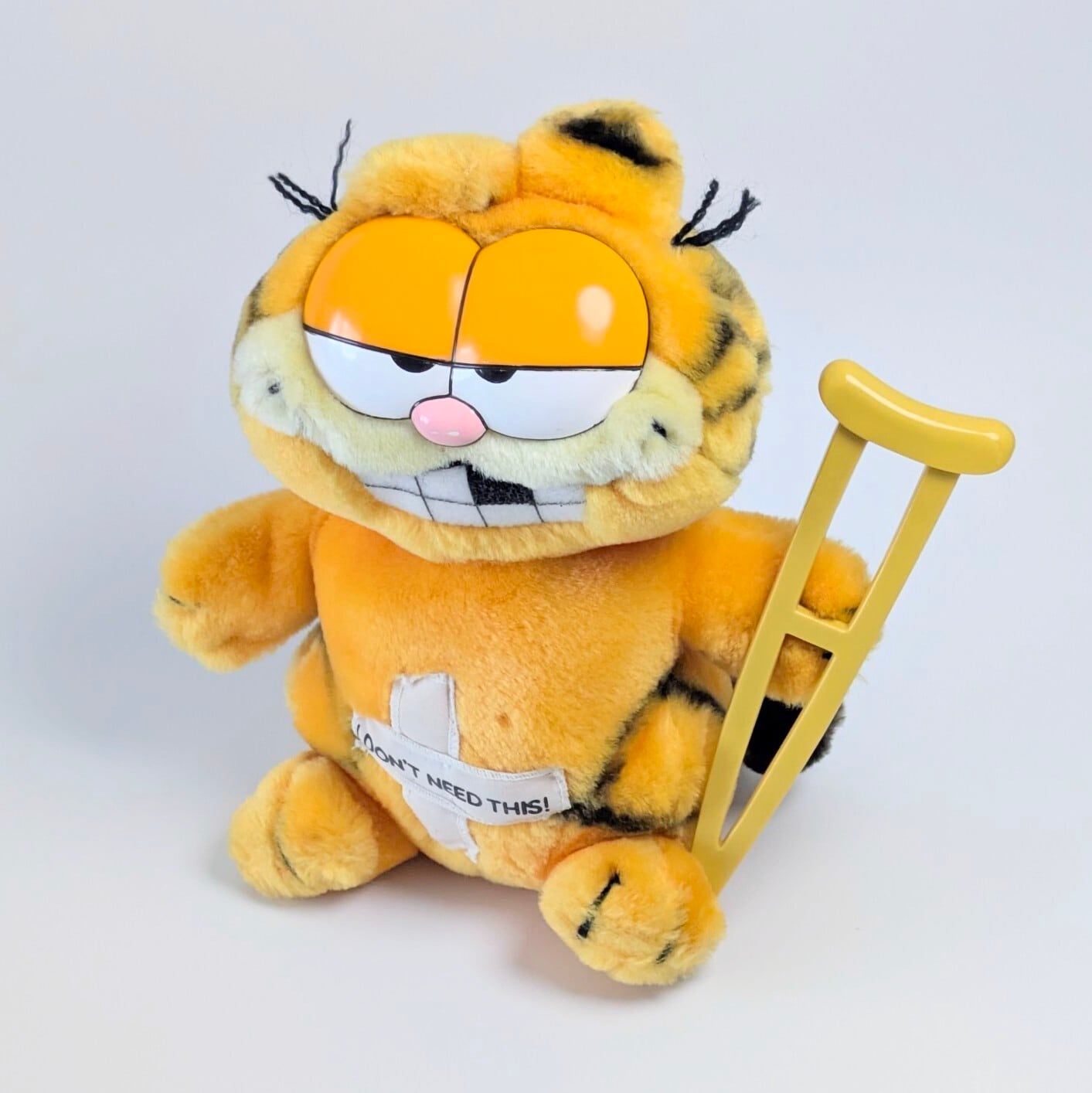 ☆ VINTAGE 1980年代初期 ☆【 Garfield ( ガーフィールド ) 】『 I DON'T NEED THIS! 』松葉杖ガーフィールド / ぬいぐるみ プラッシュ plush 1980年代年製 〚アメリカン雑貨 アメトイ〛