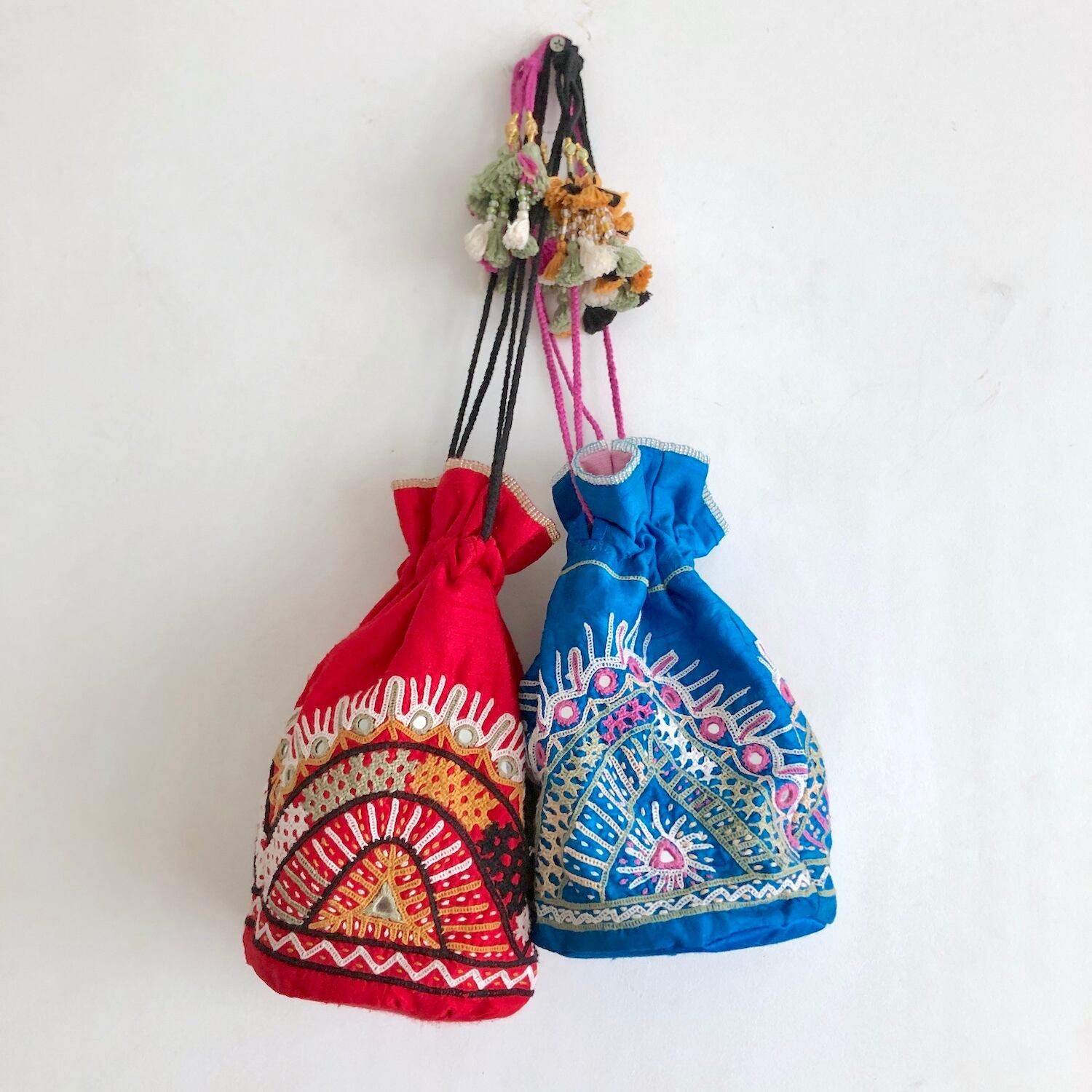 カッチ刺繍 ラバリの巾着バッグ|レッド