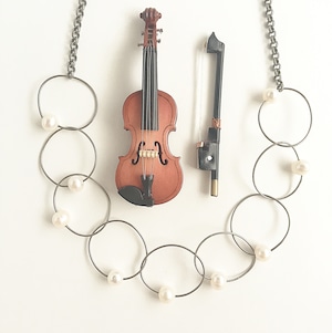 ヴァイオリン, ヴィオラ弦のパールチェーンネックレス  V-008  VIolin, Viola string hoop short necklace with pearls