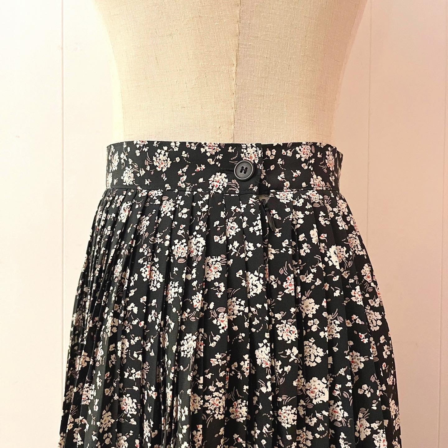 white mini flower pleats skirt