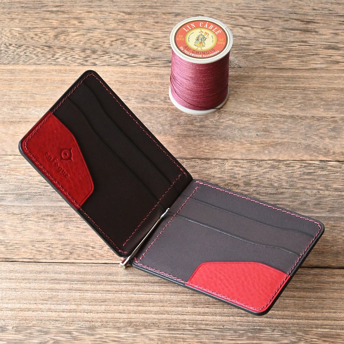 〝オーダー品〟マネークリップ コンパクト財布 手縫い仕立てのマネークリップ財布【薄型】レッド＆チョコ | enfoque