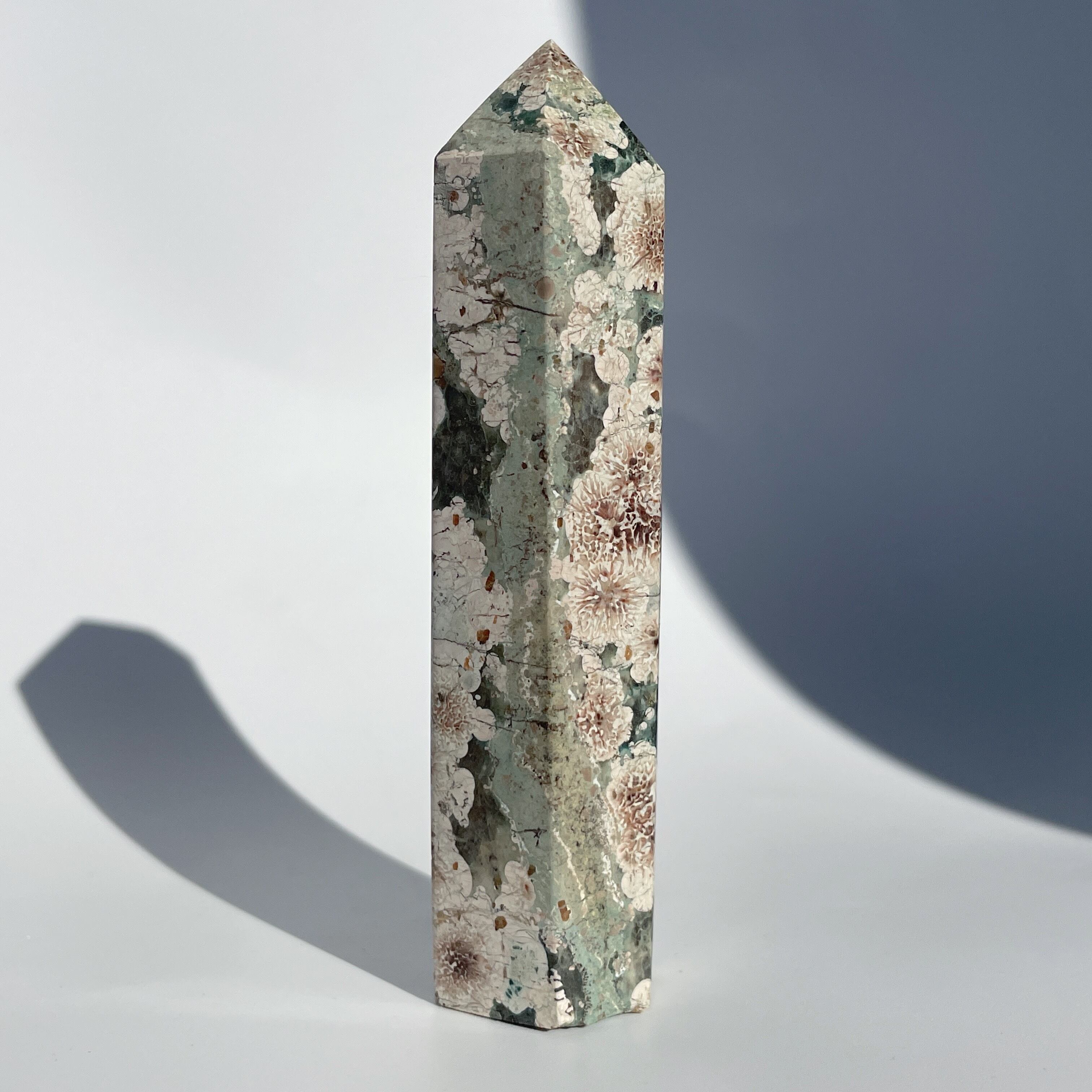 天然石 グリーンフラワージャスパー スフィア 丸玉  66.2ミリ　台座付け綺麗 天然石 グリーンフラワージャスパー スフィア 丸玉 66.2ミリ