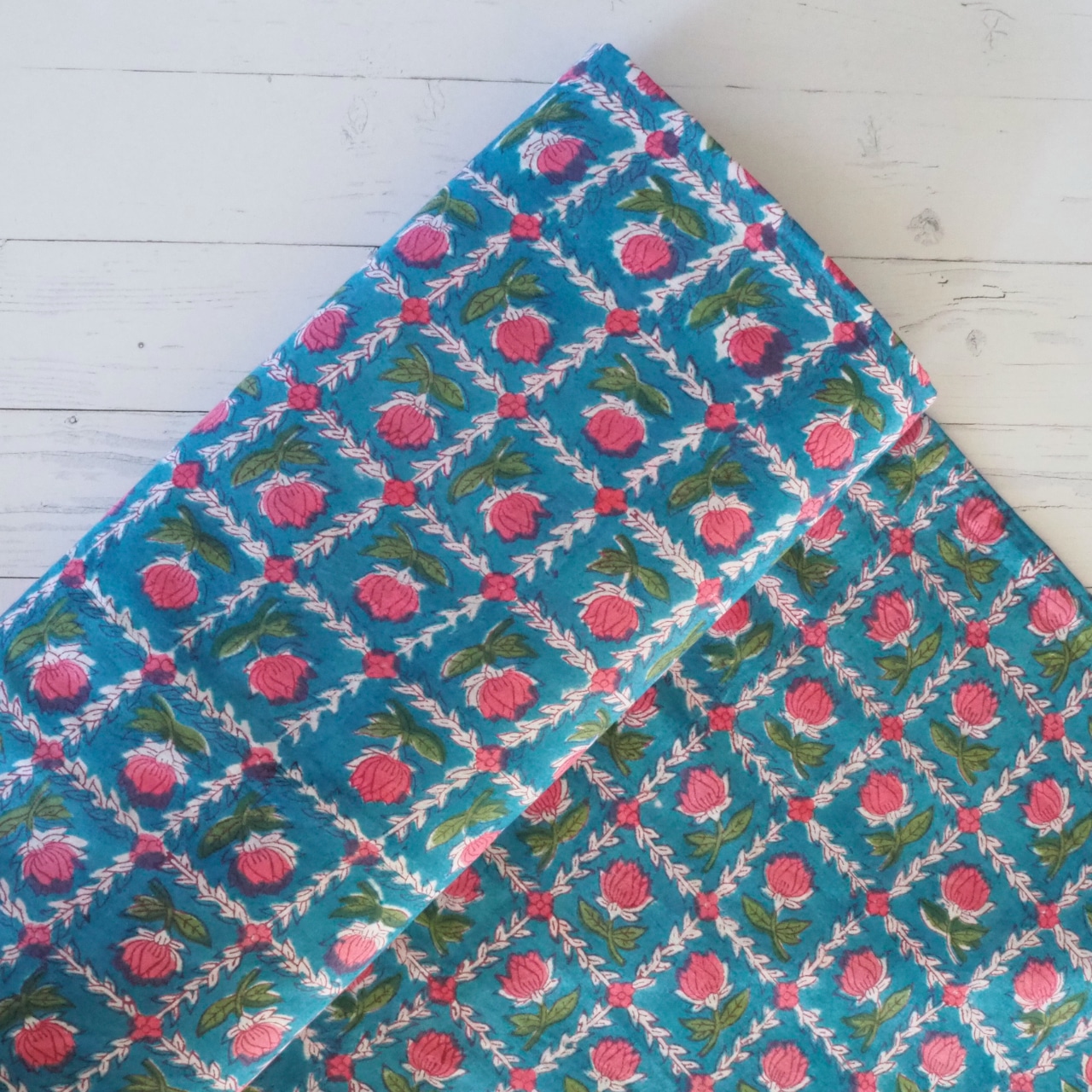 ブロックプリント生地【50cm単位】インド綿 花柄 マリンブルー×ピンク #38810-BL1