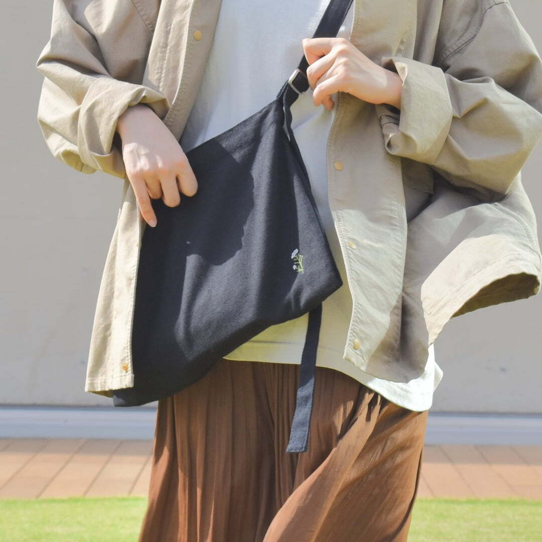 くたっと馴染む帆布のコットン刺繍ショルダーバッグ（ ブラック） | sunpodo powered by BASE