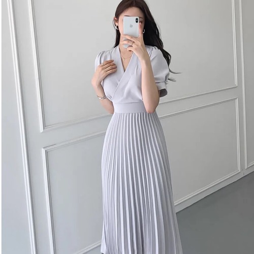 Vネックプリーツミディドレス［Beige,Gray］