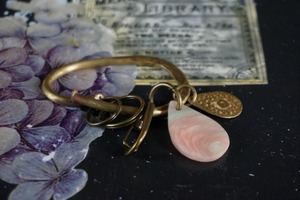 横山Chobuコラボの｢樹脂と真鍮のキーホルダー｣ Blue Red Opal