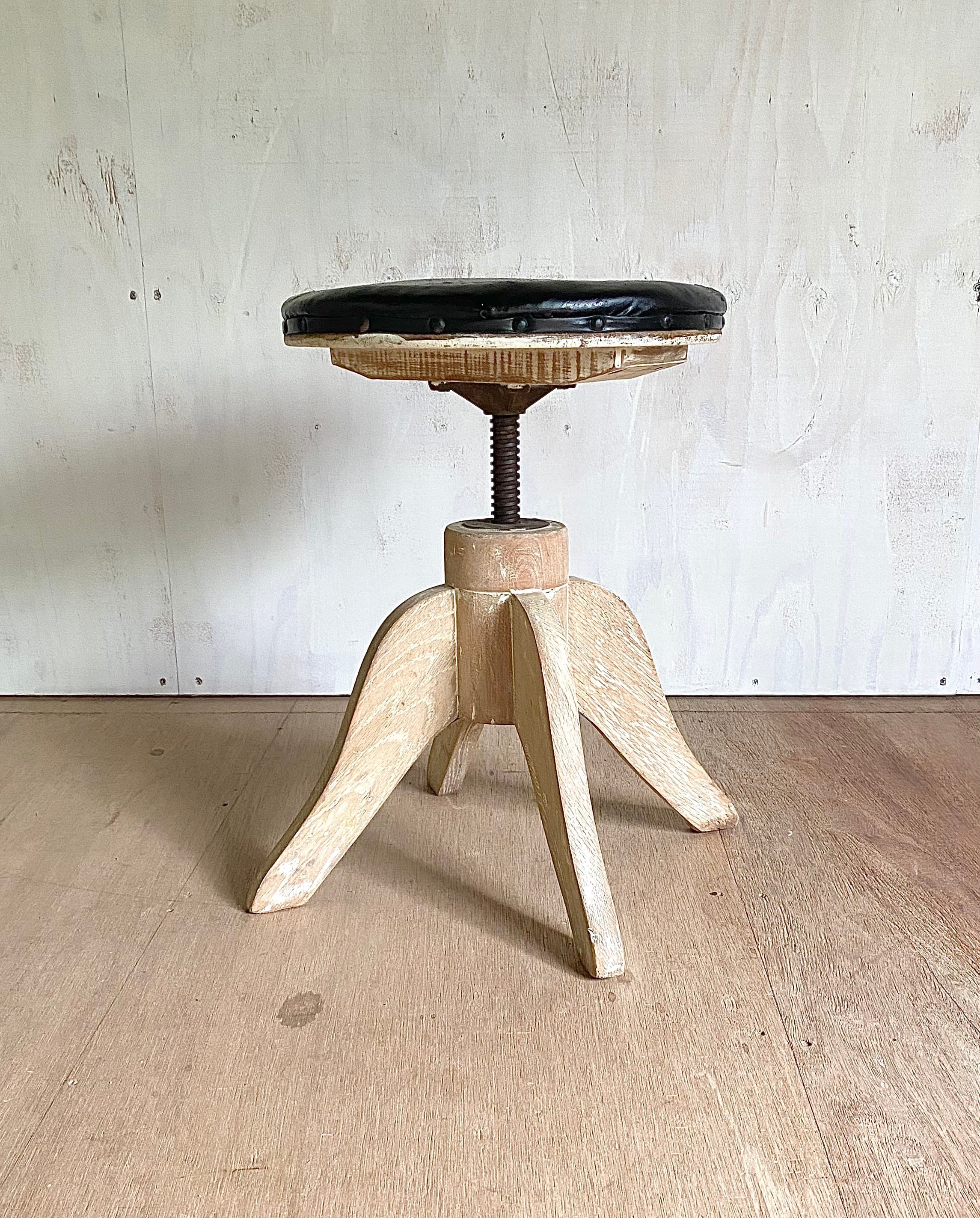 個性ある脚の回転スツール[古家具] | giraffes craft