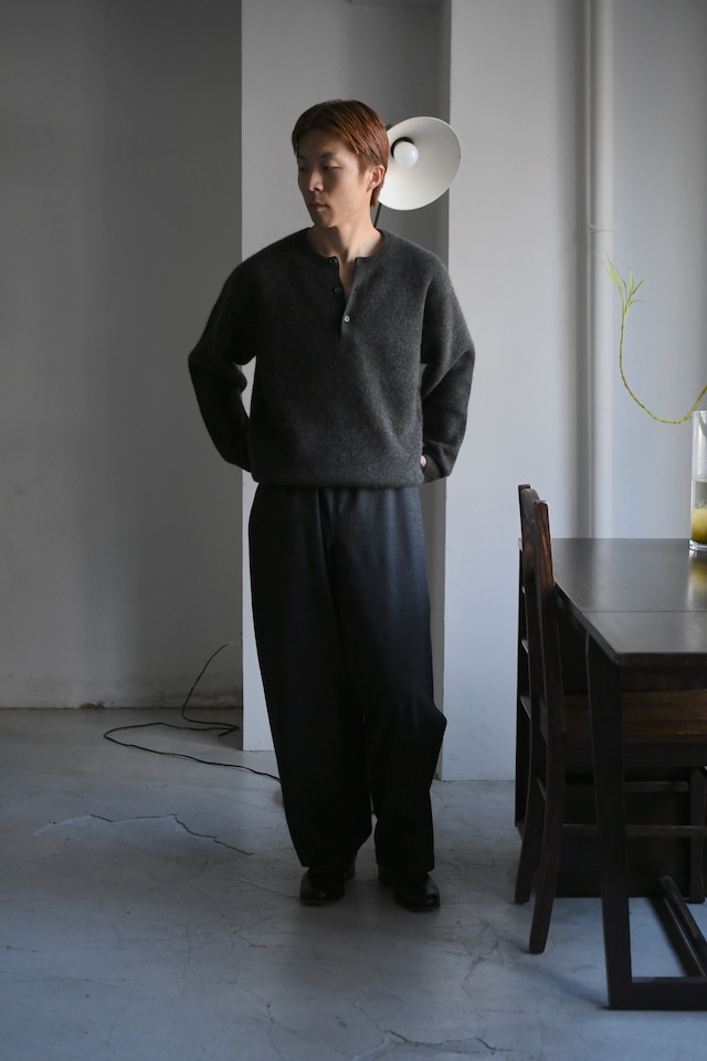 BATONER / CASHMERE FOX HENLEY NECK (Charcoal)