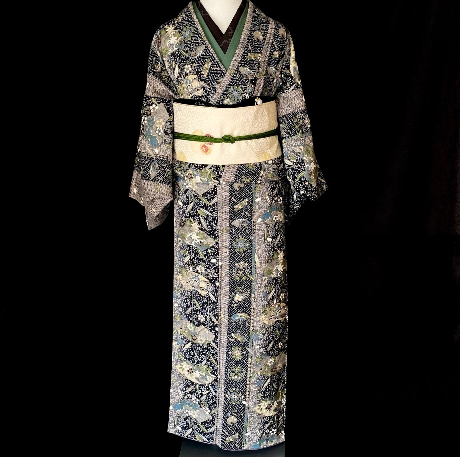 桜舞う古典柄の小紋 〉SALE 宝尽くし 黒の着物﻿ 縞 SM サイズ