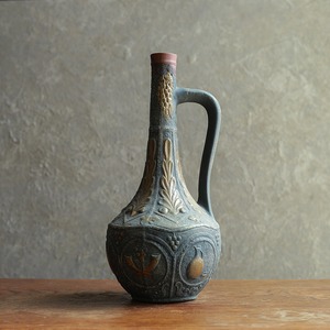 重厚感のある模様が美しい、陶器のフラワーベース