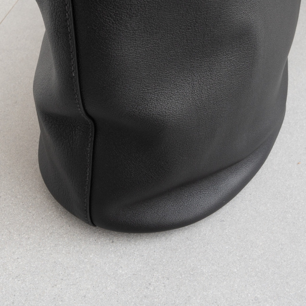 プラダ バックル スタッズベルト付 レザー バケットバッグ ブラック レザー AW25