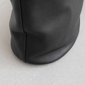 プラダ バックル スタッズベルト付 レザー バケットバッグ ブラック レザー AW25